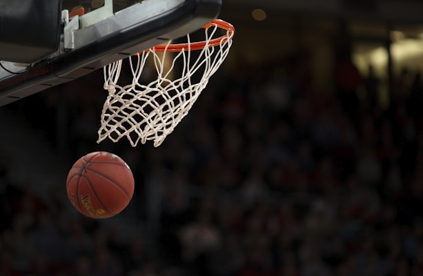 NBA总决赛第七场最后时刻，球员在篮下激烈对抗，比分牌显示平分，现场气氛紧张