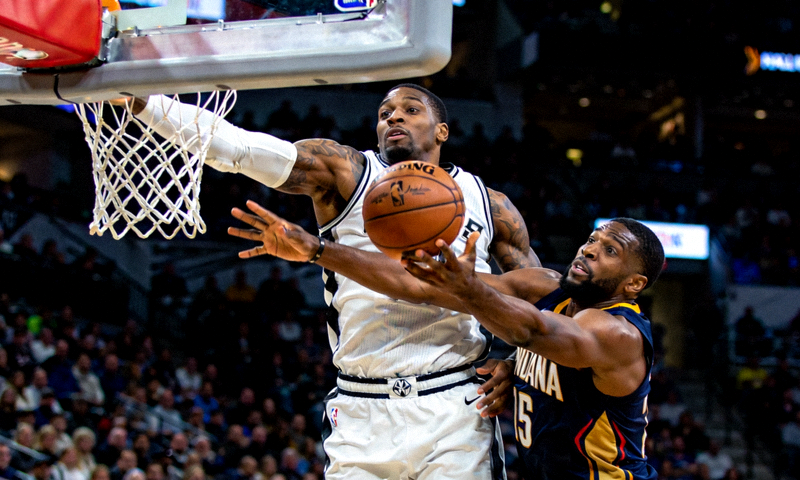 NBA球员激烈对抗，篮下争抢篮板瞬间